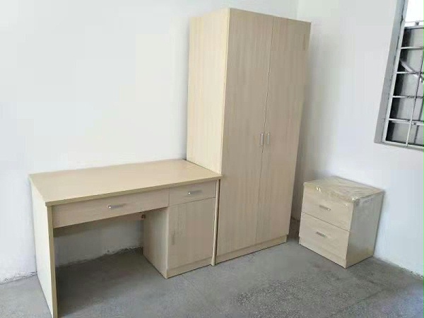 宿舍木桌子